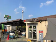 株式会社レンタルのニッケン_東日本製鉄所君津営業所_機械備品と若手スタッフ