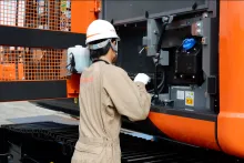 日立建機日本株式会社_諫早営業所北松店_建機整備風景