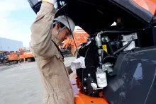 日立建機日本株式会社_関西支社_業務部_関西サービス工場_作業風景