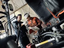 特殊車輌株式会社_整備風景