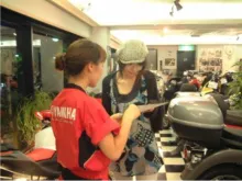 株式会社エスシーエス_SCS上野店_接客風景