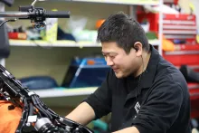 株式会社マルヤスモータース　メカニック　作業背景