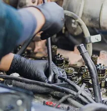 東栄自動車工業　整備作業背景
